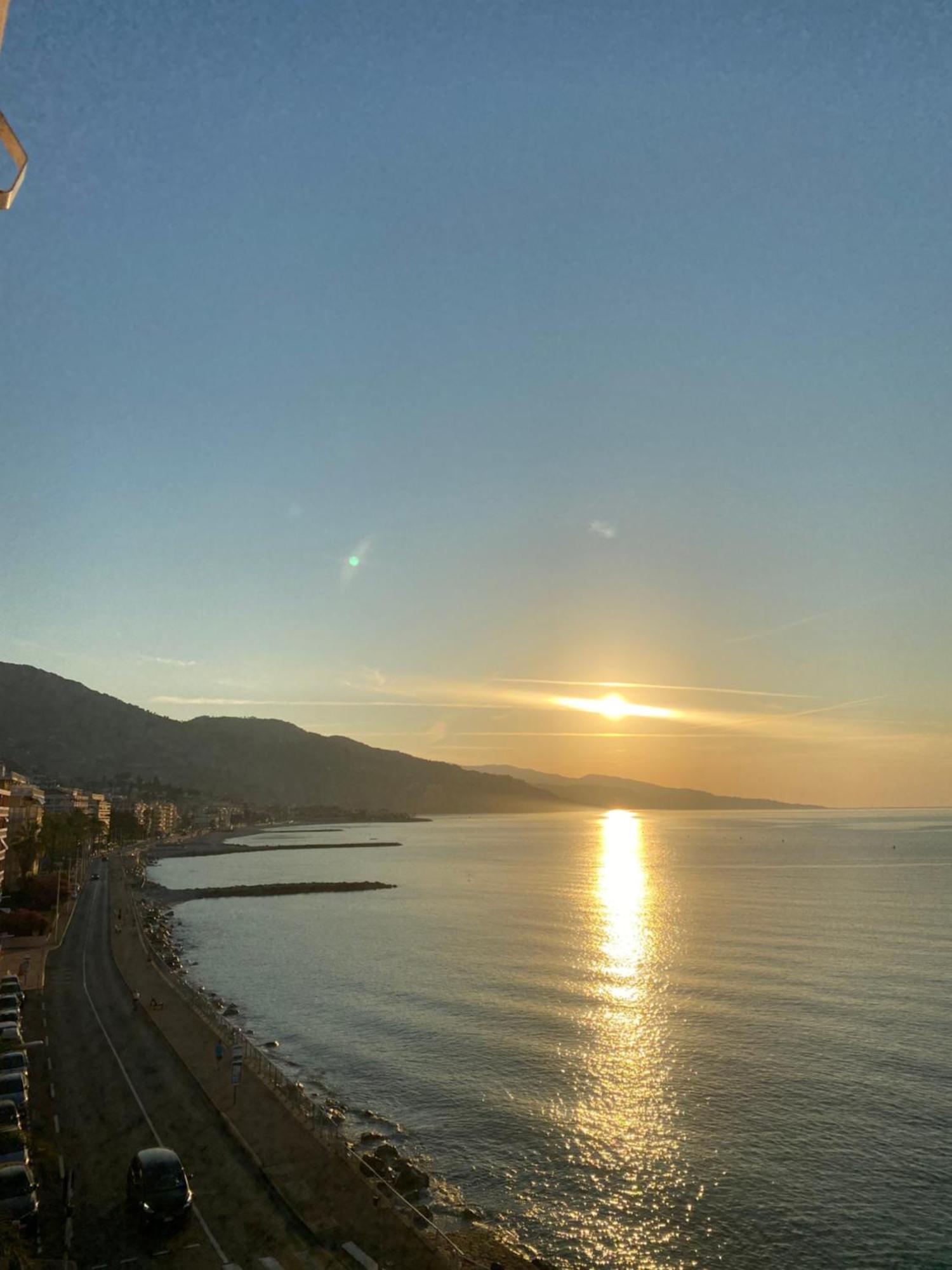 Appartement Sea View Studio, Huge Terrace On The 4Th Floor à Menton Extérieur photo